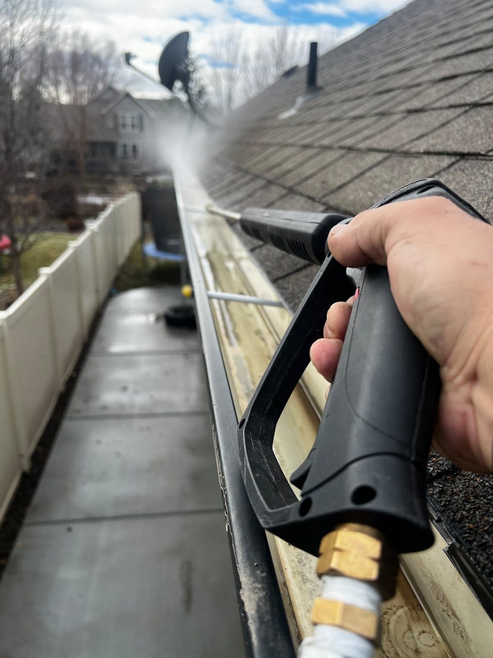 Best Way to Clean Gutters Safely